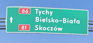 Tablica kierunkowa z opisami dróg i miejscowości